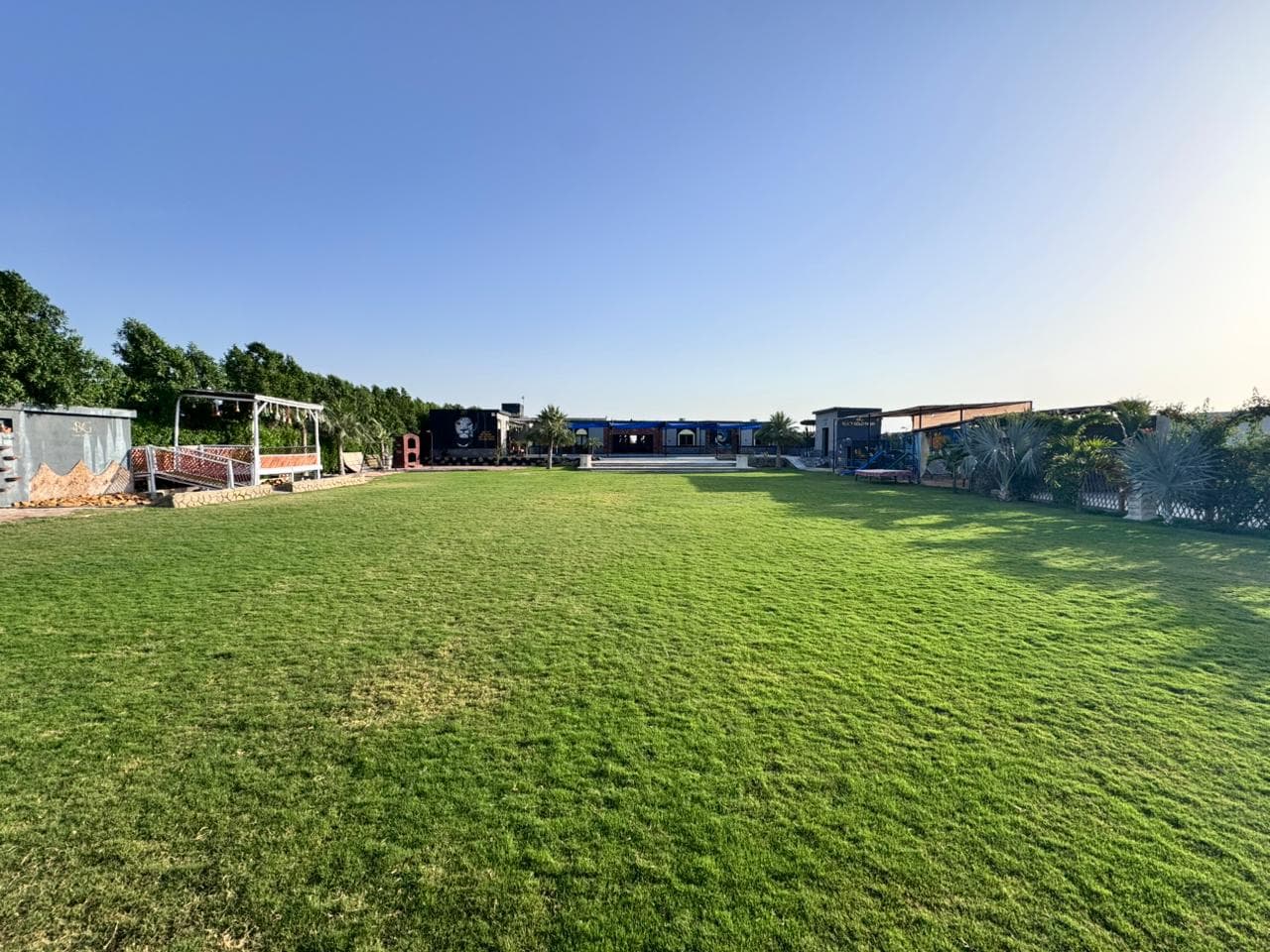Wide-angle lawn view for grand events & family picnics